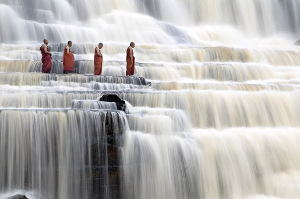 Монахи на водопаде Понгур.