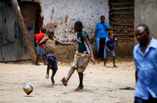 Дети играют в футбол в районе Мишоморони кенийского города Момбаса, Кения.
