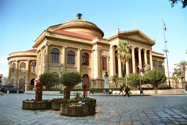 Театр Массимо, оперный театр в Палермо, расположенный на площади Верди, Сицилия.
