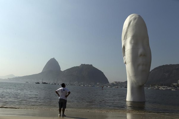 12-метровая женская голова, установленная в рамках проекта «OIR» (Other Ideas for Rio») на одном из пляжей Рио-де-Жанейро.