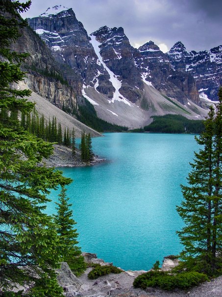 Морейн — ледниковое озеро в Национальном парке Банф, в 14 км от деревни Лейк-Луиз, Альберта, Канада.