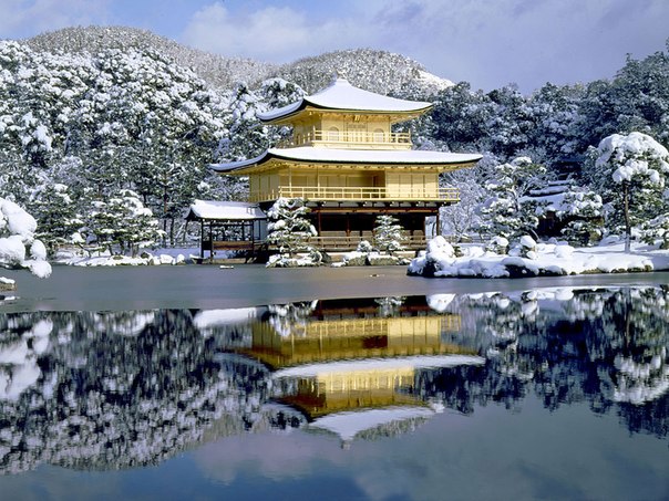 Золотой павильон – один из красивейших японских храмов, расположенных в Киото. Время его постройки датируется 1397 годом.