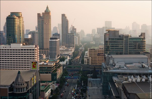 Из пыльного и шумного Мумбаи мы перебрались в Бангкок - пишет Виталий Раскалов. Это огромный мегаполис с населением более 15 миллионов человек. Бангкок способен и свести с ума, и зарядить здравым смыслом, и шокировать, и умиротворить. Постичь сложную механику здешнего существования можно, вооружившись смекалкой и фотокамерой. Как обычно, в Бангкоке я шлялся по крышам.