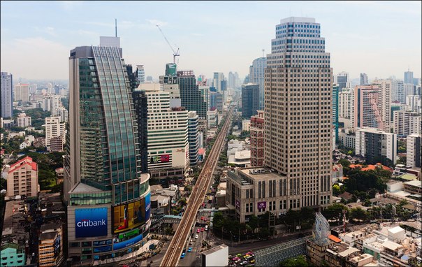 Из пыльного и шумного Мумбаи мы перебрались в Бангкок - пишет Виталий Раскалов. Это огромный мегаполис с населением более 15 миллионов человек. Бангкок способен и свести с ума, и зарядить здравым смыслом, и шокировать, и умиротворить. Постичь сложную механику здешнего существования можно, вооружившись смекалкой и фотокамерой. Как обычно, в Бангкоке я шлялся по крышам.