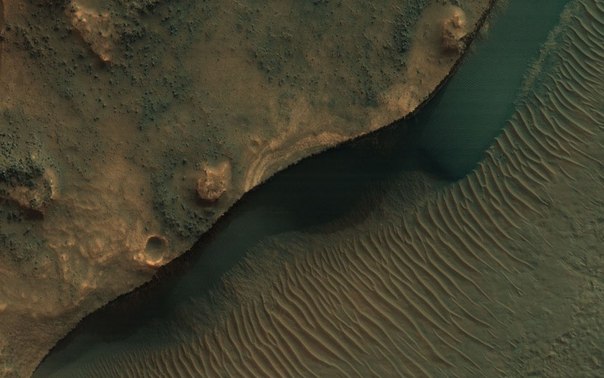 Фотографии Марса, представленные в этой подборке, развенчивают миф о том, что в пейзажах этой планеты присутствует лишь красный цвет. На Марсе сокрыто множество разноцветных сокровищ. Судя по фото, марсианский пейзаж похож на пейзаж постапокалиптической Земли, или, что более вероятно, на пейзаж нашей планеты после того, как человечество уничтожит все признаки жизни на ней. Несмотря на это, марсианские виды завораживают и погружает в размышления о том, как бы выглядел процесс зарождения новой цивилизации на Марсе.