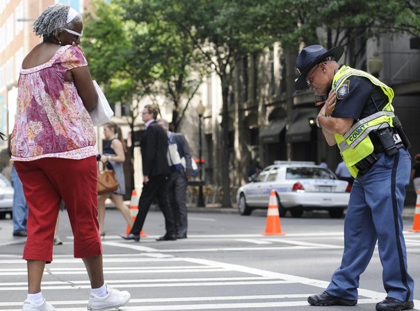 Несколько полицейских, регулирующих дорожное движение во время съезда членов демократической партии США в Нью-Йорке, решили разнообразить скучную работу танцевальными па. А может быть, они просто решили привлечь к себе повышенное внимание участников дорожного движения, или таким вот замысловатым образом извиниться перед ними за то, что мероприятие создало неудобство жителям Нью-Йорка. Как бы то ни было, по крайней мере одну цель — привлечь внимание, они достигли с блеском.