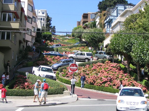 Ломбард-стрит (Lombard Street) — вьющаяся улица в калифорнийском городе Сан-Франциско, США. Ее форма помогает сгладить 27° уклон Русского холма.