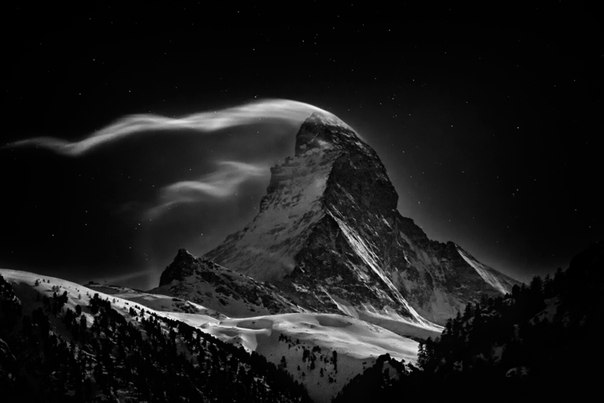 Гора Маттерхорн высотой 4478 метров при свете полной Луны.