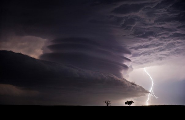 Огромная суперячейка в небе над границей между штатами Небраска и Канзас. Потрясающее природное явление!
