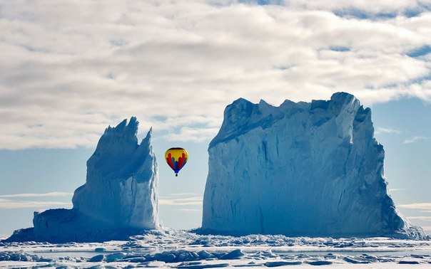 Этот снимок был сделан на льду недалеко от эскимосской деревни Арктик-Бей. Было довольно необычно видеть воздушный шар, пролетающий между двумя ледяными глыбами, которые являются частями одного айсберга.