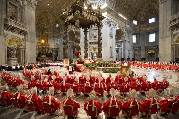 Конклав из 115 кардиналов выбирает нового папу Римского.