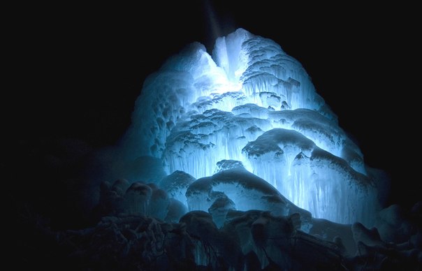 Искусственный ледяной гейзер в Дулуте, Миннесота.