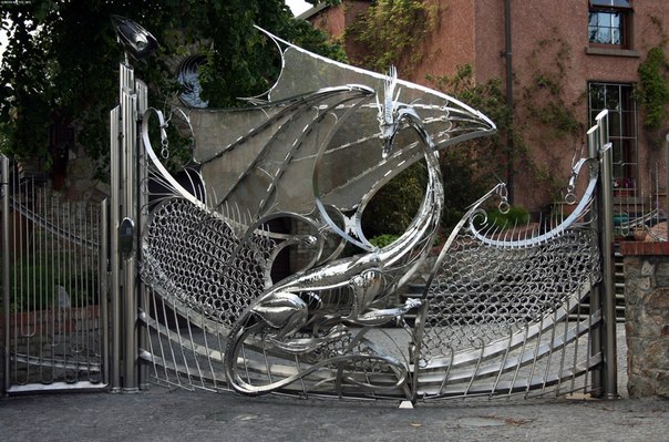 Дракон, охраняющий ворота в Дублине.