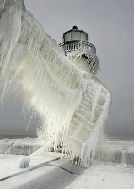 Каждый год во время зимних штормов сотни маяков по всему миру превращаются в ледяные статуи. Многие фотографы стараются не пропустить этот момент, чтобы запечатлеть эти великолепные моменты.