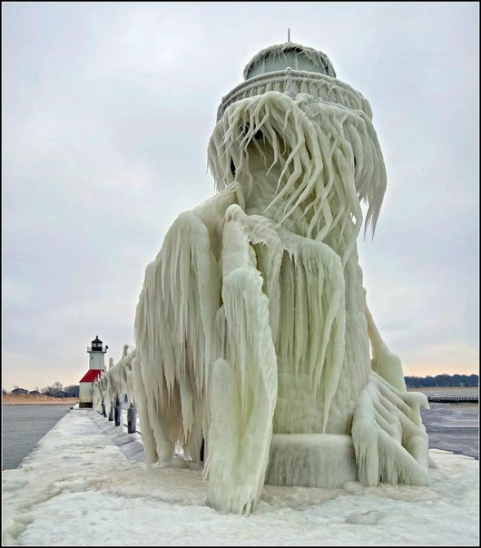 Каждый год во время зимних штормов сотни маяков по всему миру превращаются в ледяные статуи. Многие фотографы стараются не пропустить этот момент, чтобы запечатлеть эти великолепные моменты.