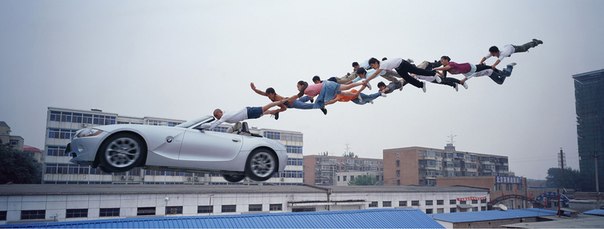 Китайский фотограф Ли Вэе (Li Wei) демонстрирует на своих фотографиях чудеса антигравитации без использования компьютерного монтажа. Все, что приходится в итоге сделать, так это чуть подретушировать фото, чтобы убрать различные тросы, крепления и зеркала, используемые для создания трюков.