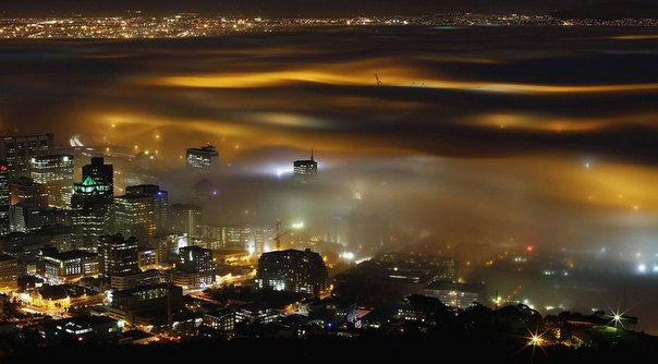 Освещенная огнями гавань Кейптауна в тумане, ЮАР.