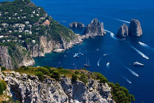 Капри — остров в Тирренском море (часть Средиземного моря), входит в состав итальянской провинции Неаполь в регионе Кампания. Популярный морской курорт со времен Римской республики.