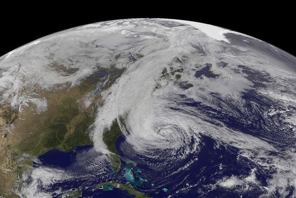Вид на ураган Сэнди, который в данный момент бушует на Восточном Побережье США.
