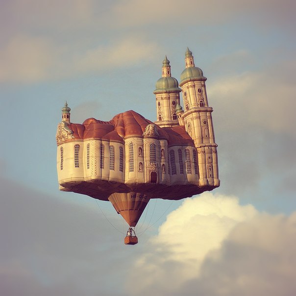 «Летающий собор» — воздушный шар в виде церкви Санкт-Галленского аббатства на фестивале «Ballontage Alpenrheintal» в Виднау, Швейцария.
