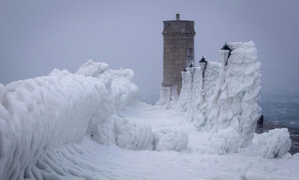 Фонарные столбы, покрытые льдом, в городе Сень на Адриатическом побережье в Хорватии.
