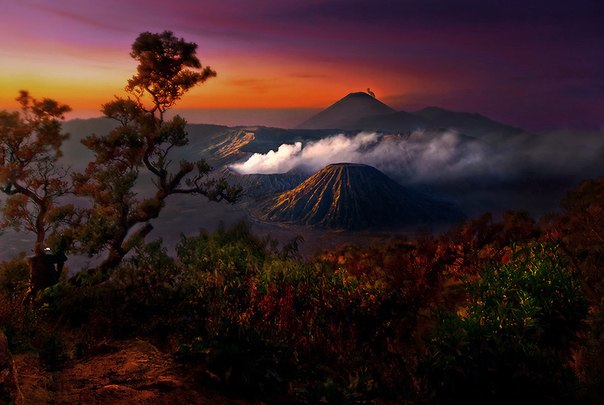 Бромо — действующий вулкан. Расположен на востоке острова Ява, Индонезия.