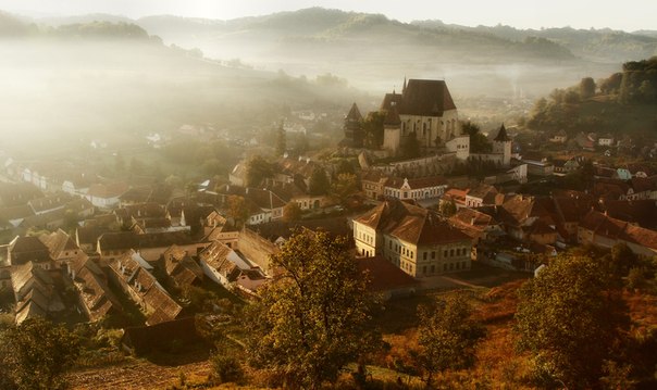Утро в городке Бьертан, Румыния.