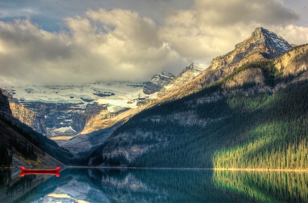 Луиз — ледниковое озеро в национальном парке Банф в Канаде, на юге канадских Скалистых гор.