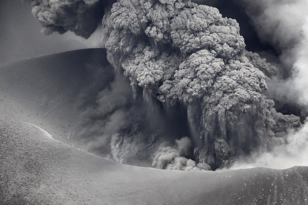 Извержение вулкана Симмоэ между префектурами Миядзаки и Кагосима, Япония.