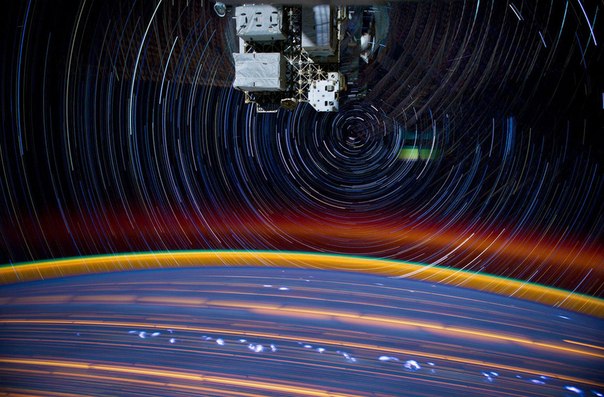 Красивая фотография из космоса, сделанная с Международной космической станции, примерно в 240 километрах от Земли.
