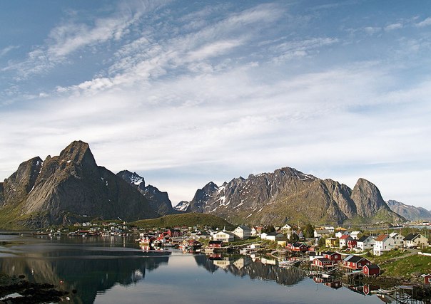 Деревня Рейне на острове Москенесёй, Лофотенские острова, Норвегия.
