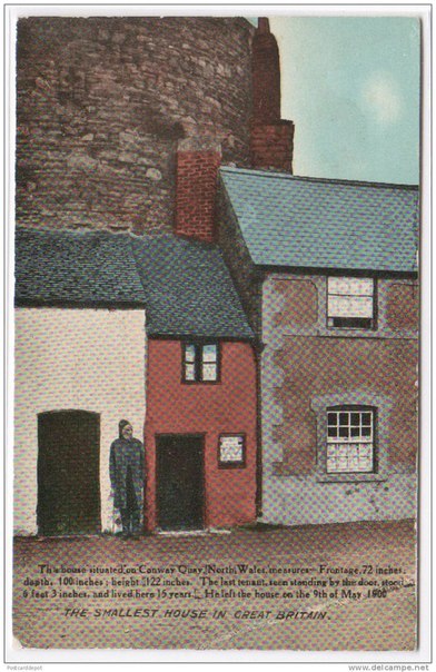 Самый маленький дом Великобритании меньше двух метров в ширину. Также его называют Дом на пристани (англ. Quay House), находится он на Набережной города Конуи, Уэльс. Его размеры всего 3,05 на 1,8 метра. Дом был заселён с XVI века вплоть до 1900 года, когда в него заселился высокий (ростом около 2 метров) рыбак по имени Роберт Джонс. В доме были слишком низкие для него потолки, поэтому в конечном итоге Роберт переселился, а Городской Совет объявил дом непригодным для проживания. Этот дом до сих пор принадлежит потомкам Джонса. На сегодняшний день в доме находится музей.