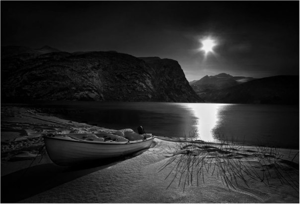 Фотограф John Colbensen родился в Норвегии 47 лет назад и продолжает там же жить. По словам самого автора, он слишком влюблен в местные красоты, чтобы хоть на короткий срок сменить это место на другое. Норвегия – территория суровой красоты.