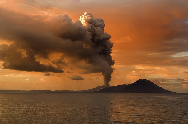 Извержение стратовулкана Тавурвур, Папуа-Новая Гвинея, 13 февраля 2009.