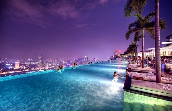 Бассейн на крыше отеля в Сингапуре.