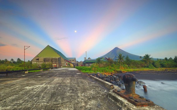 Майон — вулкан на Филиппинах высотой 2462 метра. Он расположен в регионе Биколь на юго-востоке главного острова Лусон.