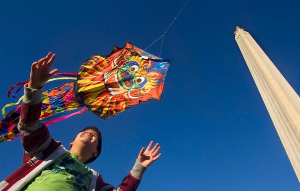 Девятилетний мальчик по имени Алан отпускает в небо воздушного змея возле монумента Сан-Хасинто в городе Ла Порт, штат Техас, 17 февраля. Алан приехал к монументу на пикник вместе со своей семьёй. Фото: J. Patric Schneider