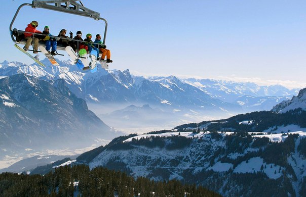 Лыжники едут на подъёмнике в горнолыжном районе Флумзерберг в швейцарских Альпах