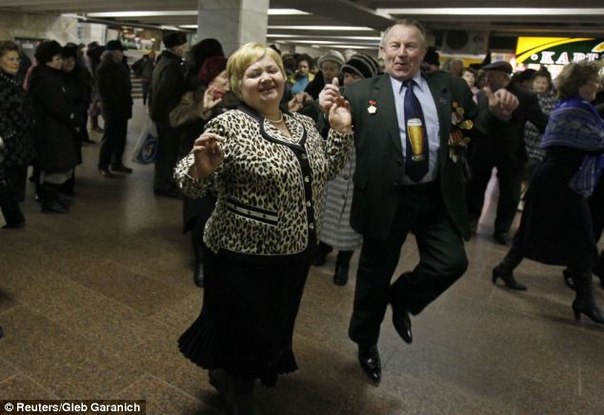 Метро, где киевские пенсионеры танцуют и встречают любовь 