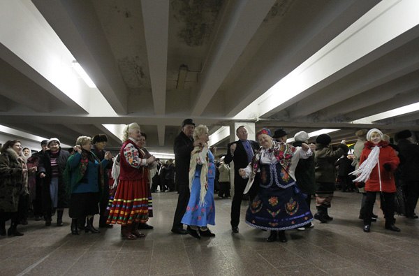 Метро, где киевские пенсионеры танцуют и встречают любовь 