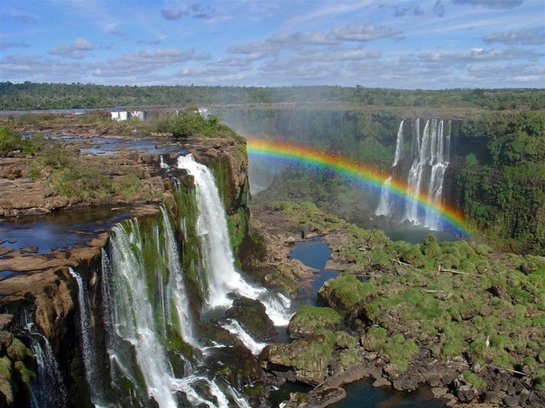 Прекрасная радуга над водопадами Игуасу, Аргентина-Бразилия