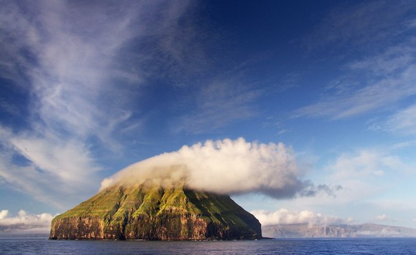 Остров Луйтла-Дуймун расположенный между Шотландией и Исландией. Его площадь всего 0,8 кв.км