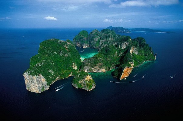 Острова Пхи-Пхи, находящиеся недалеко от Пхукета, являются излюбленным местом для экскурсий и отдыха туристов, Таиланд