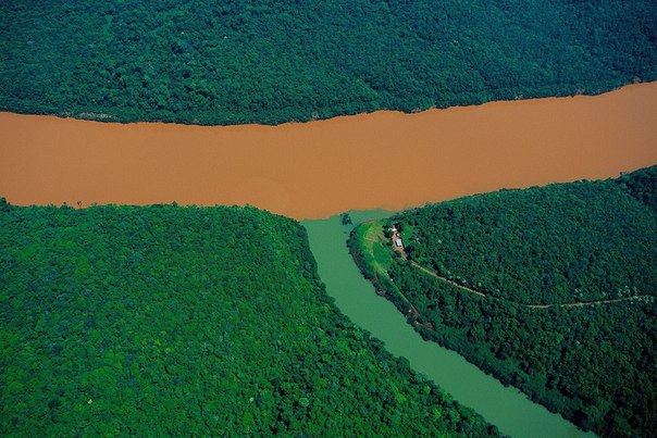 Слияние реки Уругвай и ее притока. Провинция Мисьонес, Аргентина