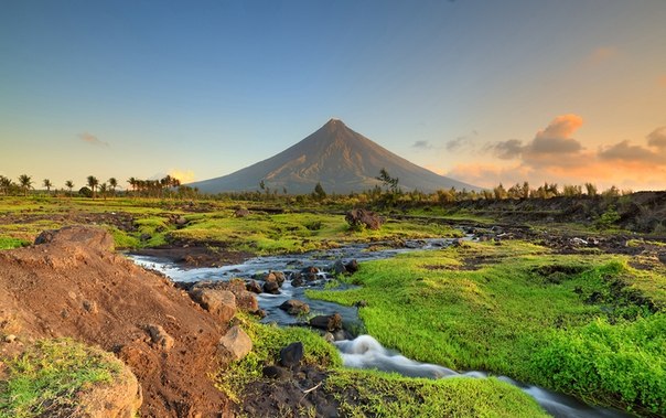 Майон — вулкан на Филиппинах высотой 2462 метра. Он расположен в регионе Биколь на юго-востоке главного острова Лусон.