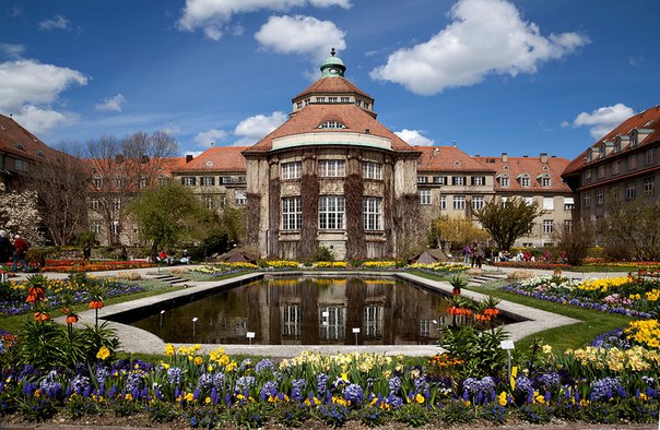 Главное здание ботанического сада Мюнхен-Нимфенбург, Мюнхен, Германия.