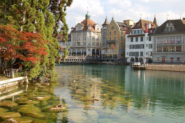 Река Ройс в старой части города Люцерн, Швейцария.