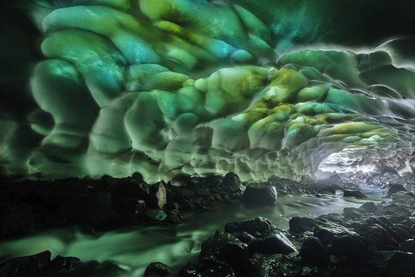 В последние годы Камчатский полуостров стал пользоваться большей популярностью у экстремалов и фотографов. Но мало кому известно о существовании там ледяной пещеры.