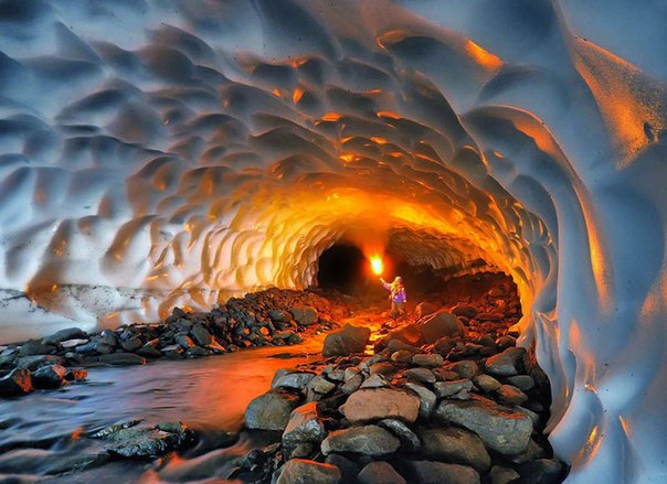 В последние годы Камчатский полуостров стал пользоваться большей популярностью у экстремалов и фотографов. Но мало кому известно о существовании там ледяной пещеры.