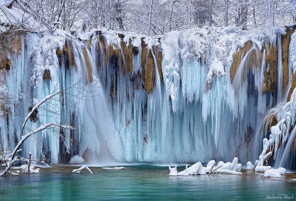 Как правило, водопады известны своей мощью. Однако, в холодное время года некоторые из них превращаются в магические глыбы голубого льда. Их причудливые замерзшие формы, яркие переливы оттенков, от белого и бледно-голубого до бирюзового, привлекают множество фотографов, особенное в ясный день.